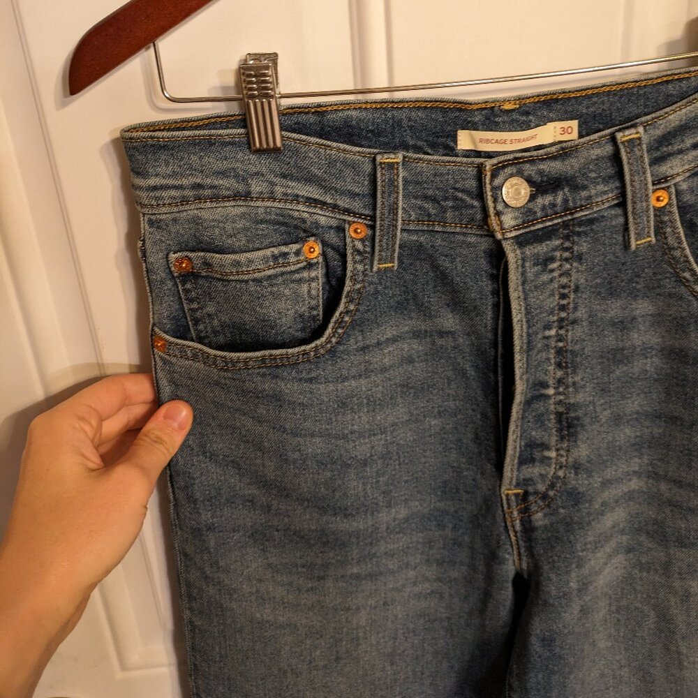 Levi's Ribcage Straight Size 30 Medium Wash Button Fly - Picture 5 of 11
